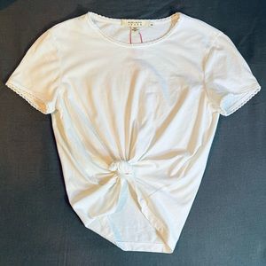 NWT Alice + Olivia Cindy Front Knot Tee. NEVER WORN.